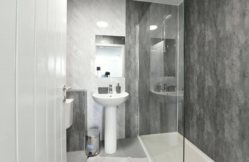 Pontefract Apartment | Modern 1 Bedroom Apartment