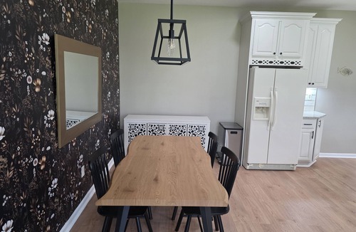 Porters Sideling Apartment | Modern 1 Bedroom Apartment with backyard and deck access.