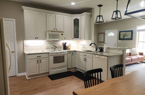 Porters Sideling Apartment | Modern 1 Bedroom Apartment with backyard and deck access.