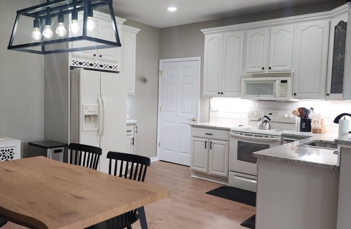 Porters Sideling Apartment | Modern 1 Bedroom Apartment with backyard and deck access.