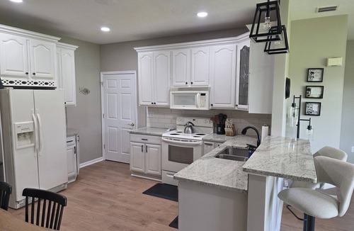 Porters Sideling Apartment | Modern 1 Bedroom Apartment with backyard and deck access.