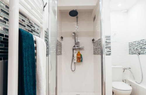 Osny Apartment | Modern 1-bedroom apartment+ jacuzzi