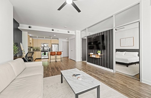 Downtown Dallas Apartment | Modern 1-Bedroom City View High Rise Condo with Balcony Gym Pool Free Parking