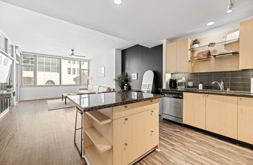 Downtown Dallas Apartment | Modern 1-Bedroom City View High Rise Condo with Balcony Gym Pool Free Parking