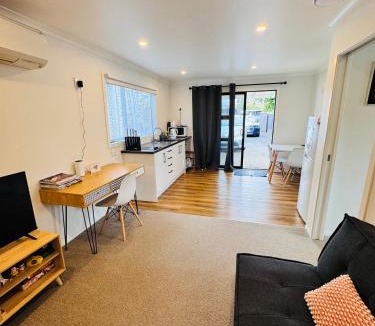 Trentham House | Modern 1 bedroom guest house