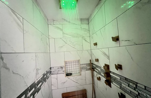 Harbor House | Modern 1 Bedroom Home w/shower jets