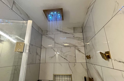 Harbor House | Modern 1 Bedroom Home w/shower jets