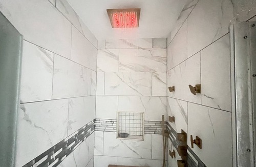 Harbor House | Modern 1 Bedroom Home w/shower jets