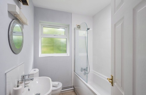 Southgate Apartment | Modern 1-Bedroom in Crawley with Free Parking