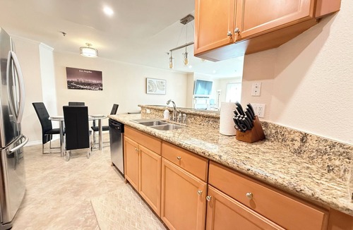 Sherman Oaks Condo | Modern 1-Bedroom LA Condo with 2 Parking Spaces - Prime Sherman Oaks Location