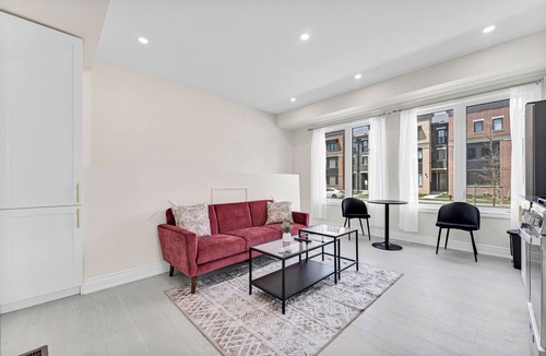 Oakville House | Modern 1 Bedroom Oakville Suite Parking Private Pets Allowed