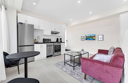 Oakville House | Modern 1 Bedroom Oakville Suite Parking Private Pets Allowed
