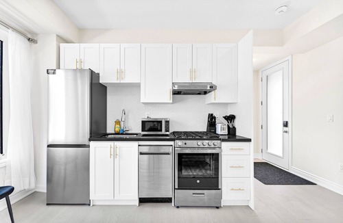 Oakville House | Modern 1 Bedroom Oakville Suite Parking Private Pets Allowed