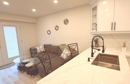 Cooksville Apartment | Modern 1-Bedroom Private Suite near SQUARE ONE w/Laundry, EV Charger & BBQ Area