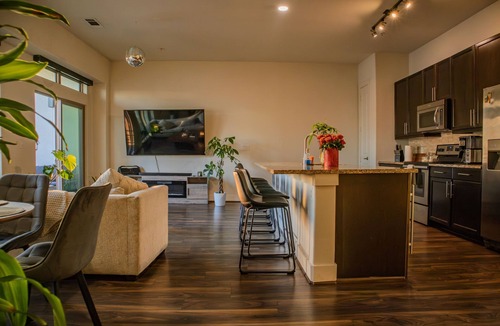 Bouldin Apartment | Modern 1-bedroom Retreat with panoramic Downtown & Lake Views in Prime Location