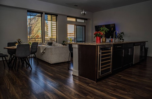 Bouldin Apartment | Modern 1-bedroom Retreat with panoramic Downtown & Lake Views in Prime Location