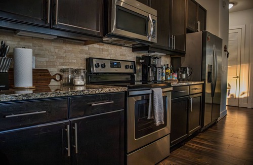 Bouldin Apartment | Modern 1-bedroom Retreat with panoramic Downtown & Lake Views in Prime Location
