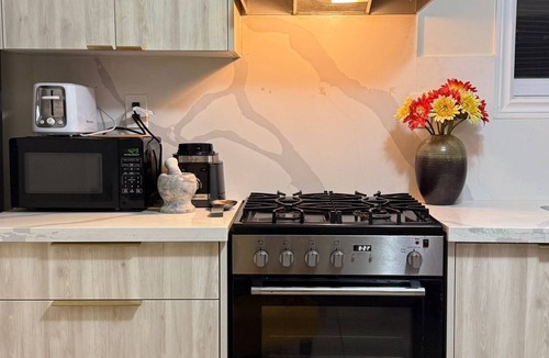 Clairlea House | Modern 1-bedroom upgraded unit close to all amenities