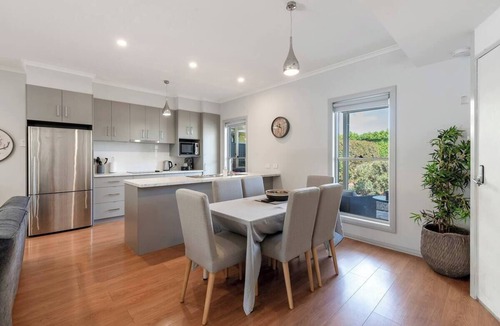 Gawler East House | Modern 1-Bedroom with Private Backyard & Fountain