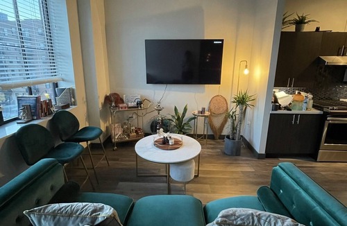 Near South Side Apartment | Modern 1-bedroom with access to GYM and Lounge! Close to McCormick