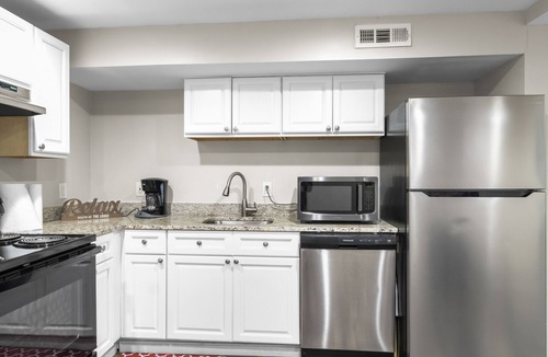 Silver Spring Apartment | Modern 1-BR Apartment