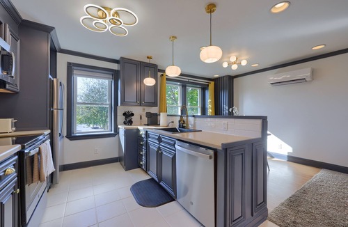 Lancaster House | Modern 1-BR Apt by Train Station