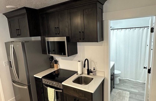Logan House | Modern 1 BR + Kitchen Comfort