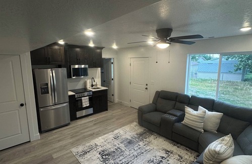 Logan House | Modern 1 BR + Kitchen Comfort