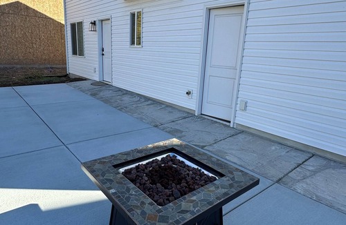 Logan House | Modern 1 BR + Kitchen Comfort