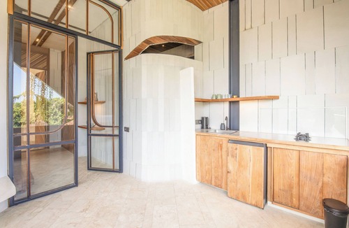 Pererenan Hotel | Modern 1-BR Loft with Art Deco Style Shared Pool
