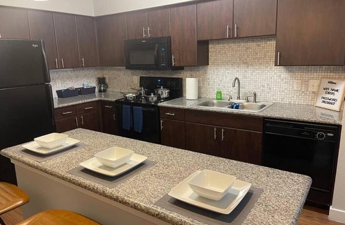 South Main Apartment | Modern 1 BR Suite + Comfy KING bed + Pool + Gym