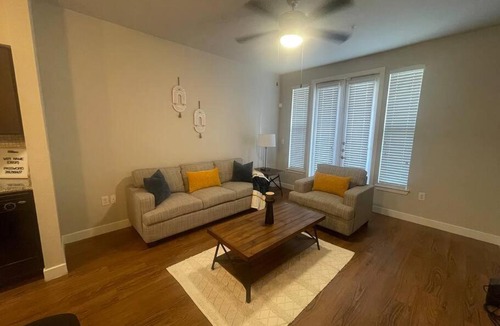 South Main Apartment | Modern 1 BR Suite + Comfy KING bed + Pool + Gym