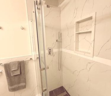 Cooksville Apartment | Modern 1-BR Suite EV Charger, Backyard BBQ & Near Square One