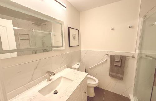 Cooksville Apartment | Modern 1-BR Suite EV Charger, Backyard BBQ & Near Square One