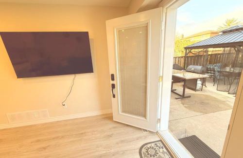 Cooksville Apartment | Modern 1-BR Suite EV Charger, Backyard BBQ & Near Square One