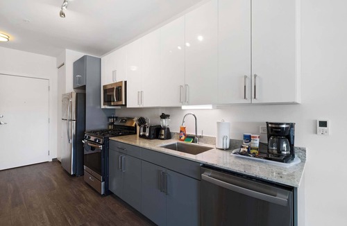 Palmer Square Apartment | Modern 1 King City Escape