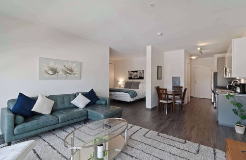 Palmer Square Apartment | Modern 1 King City Escape