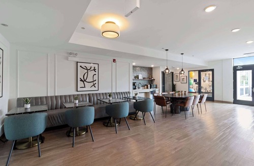 Palmer Square Apartment | Modern 1 King City Escape