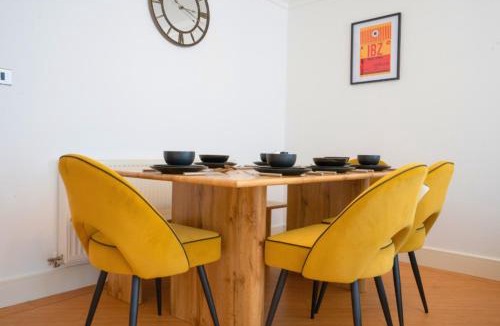 Marston Green House | Modern 10BR Retreat Sleeps 16plus nr HS2 NEC BHX