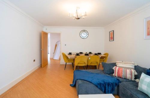 Marston Green House | Modern 10BR Retreat Sleeps 16plus nr HS2 NEC BHX