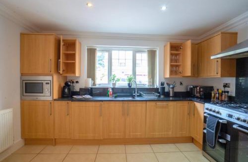 Marston Green House | Modern 10BR Retreat Sleeps 16plus nr HS2 NEC BHX