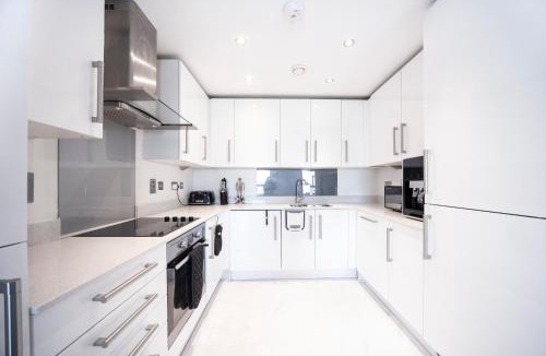 Wembley Park Apartment | Modern 12th Floor | Balcony Striking London View