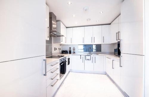 Wembley Park Apartment | Modern 12th Floor | Balcony Striking London View