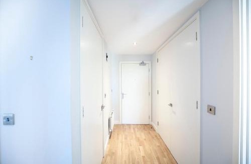 Wembley Park Apartment | Modern 12th Floor | Balcony Striking London View