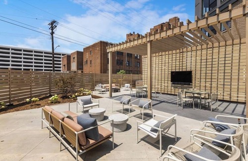 University Circle Apartment | Modern 1B1.5B Loft w/Gym + Parking