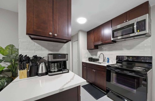Hazel Park Apartment | Modern 1BD Apartment Near Ferndale