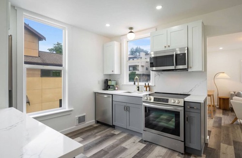 North Queen Anne Apartment | Modern 1BD Apt–Perfect Location!