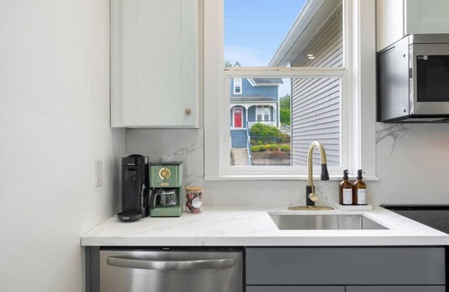 North Queen Anne Apartment | Modern 1BD Apt–Perfect Location!