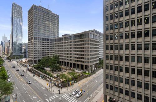 Bay Cloverhill Apartment | Modern 1Bd & Den in Downtown Toronto
