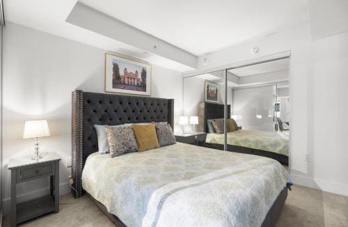 Bay Cloverhill Apartment | Modern 1Bd & Den in Downtown Toronto